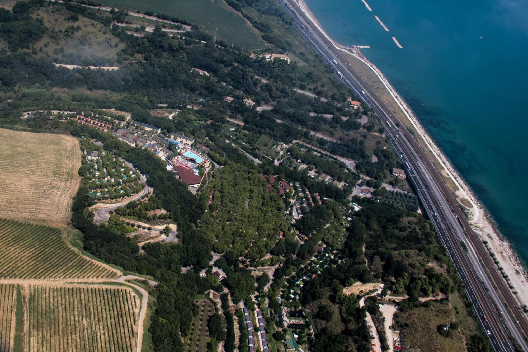 Centro Vacanze Mirage Torre di Palme エクステリア 写真